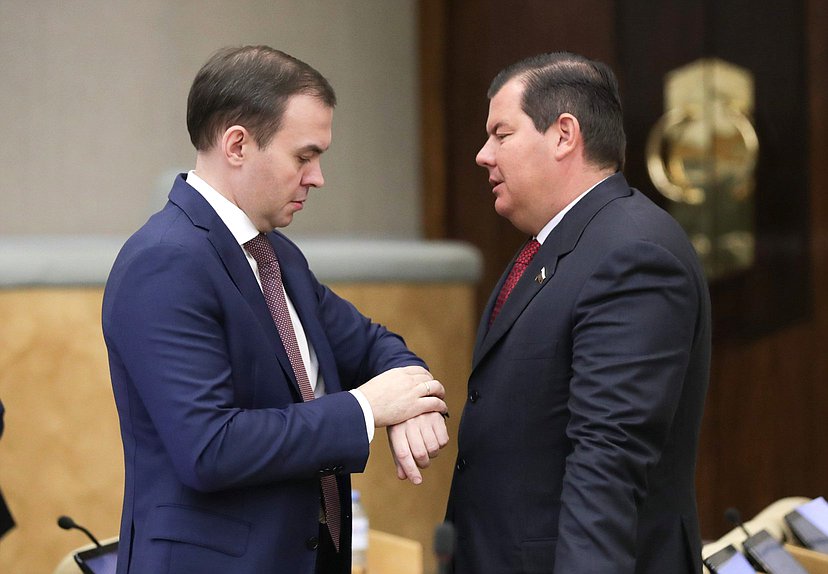 Первый заместитель Председателя Комитета по безопасности и противодействию коррупции Юрий Афонин и член Комитета по строительству и жилищно-коммунальному хозяйству Михаил Авдеев