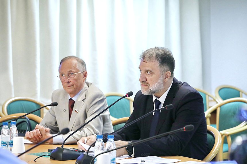 Первый заместитель Председателя Комитета по развитию гражданского общества, вопросам общественных и религиозных объединений Николай Бурляев (слева)