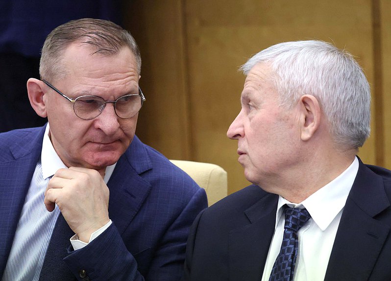 Член Комитета по бюджету и налогам Вячеслав Фомичев и член Комитета по экономической политике Виктор Кидяев