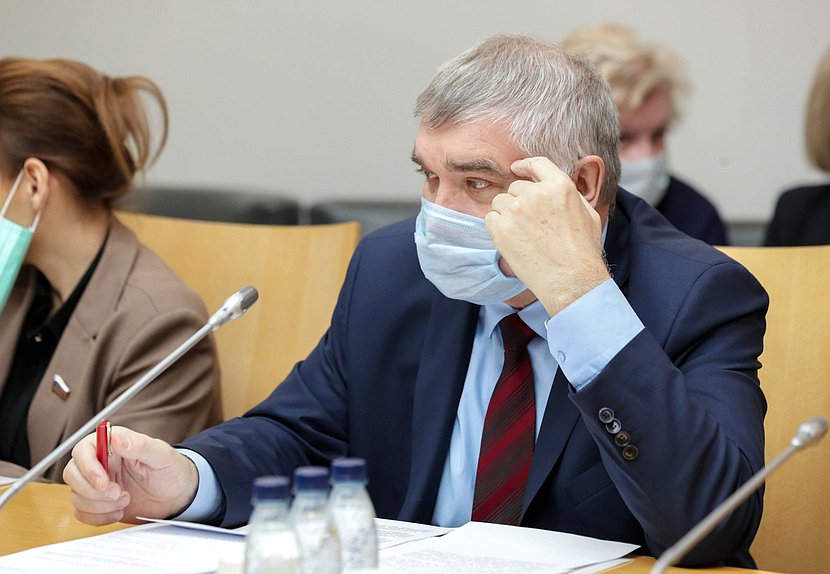 Член Комитета по труду, социальной политике и делам ветеранов Андрей Алехин