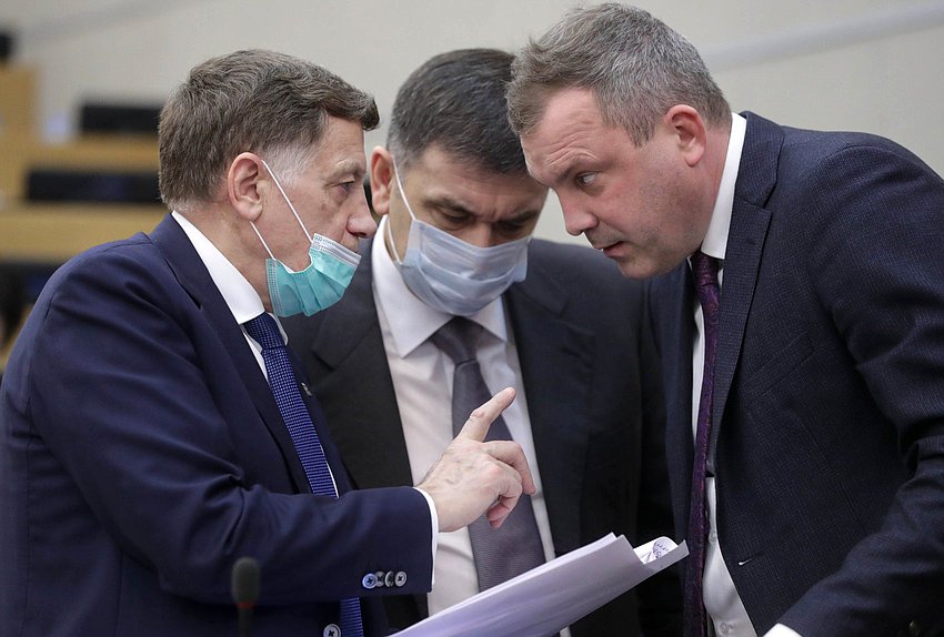 Член Комитета по финансовому рынку Вячеслав Макаров, член Комитета по безопасности и противодействию коррупции Адальби Шхагошев и заместитель Председателя Комитета по информационной политике, информационным технологиям и связи Евгений Попов