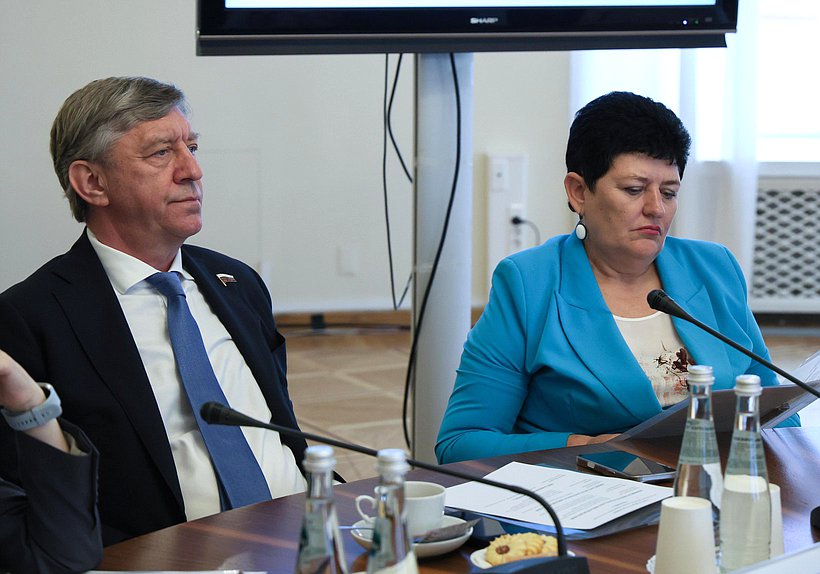 Члены Комитета по культуре Сергей Соловьев и Ольга Германова