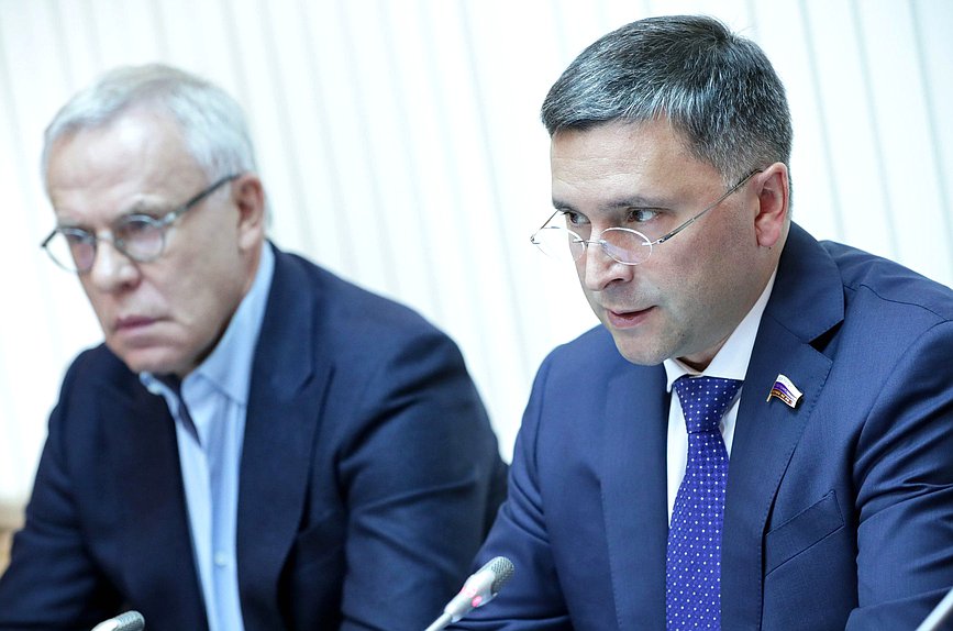 Председатель Комитета по экологии, природным ресурсам и охране окружающей среды Дмитрий Кобылкин и Первый заместитель Председателя Комитета Вячеслав Фетисов