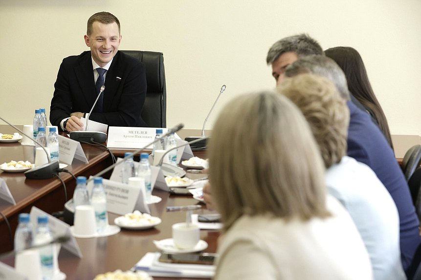 Председатель Комитета по молодежной политике Артем Метелев