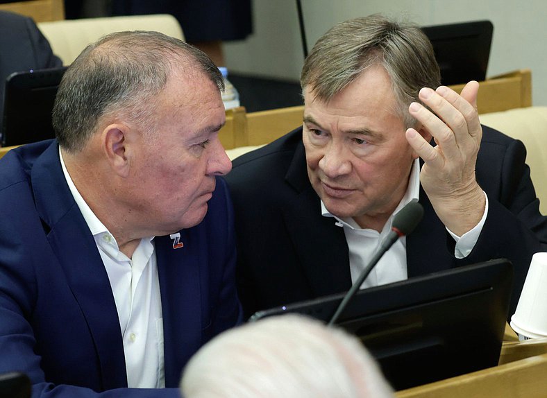 Первый заместитель Председателя Комитета по бюджету и налогам Александр Ремезков и заместитель Председателя Комитета по промышленности и торговле Александр Терентьев