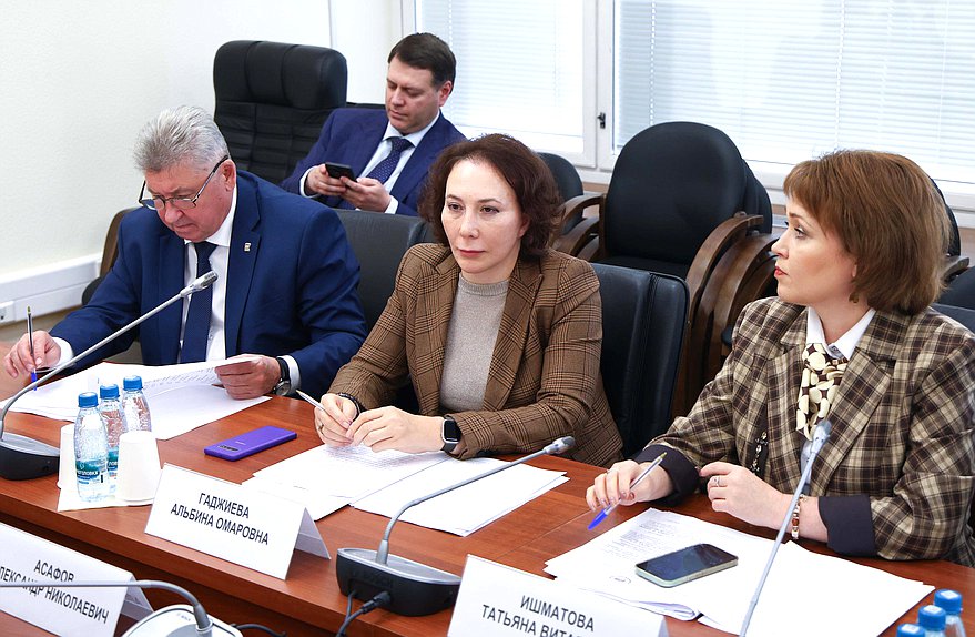 Члены Комитета по науке и высшему образованию Альбина Гаджиева и Татьяна Ишматова