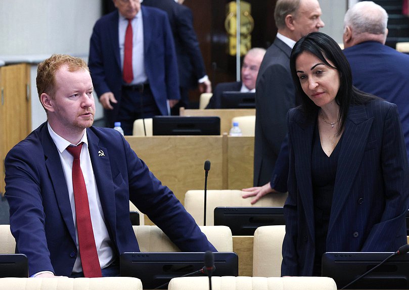 Член Комитета по бюджету и налогам Денис Парфенов и член Комитета по делам национальностей Анастасия Удальцова