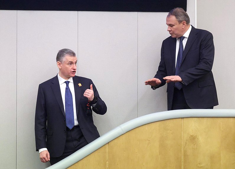 Руководитель фракции ЛДПР Леонид Слуцкий и заместитель Председателя Государственной Думы Петр Толстой