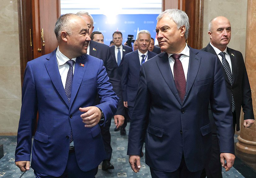 El jefe de la Duma Estatal, Vyacheslav Volodin, y el presidente del Jogorku Kenesh, Nurlanbek Turgunbek uulu