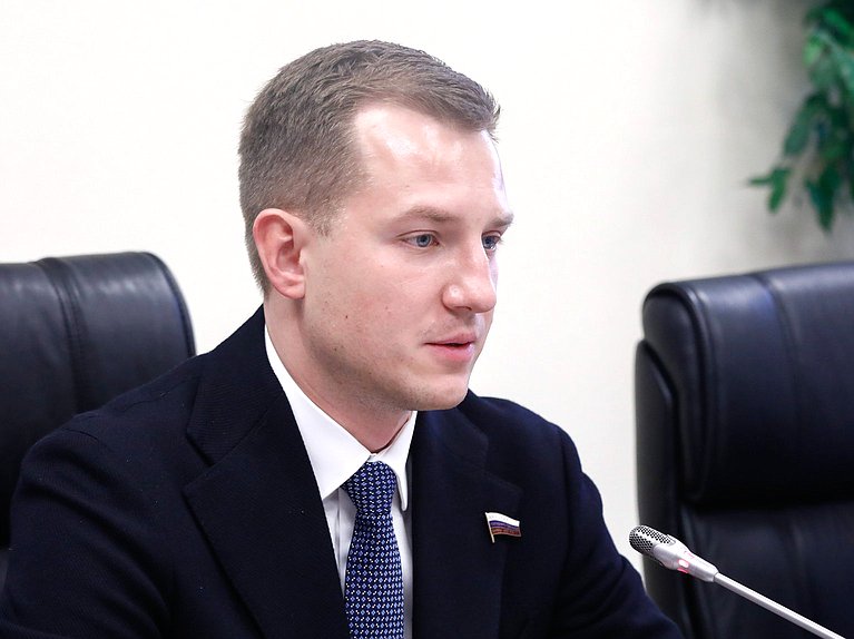 Председатель Комитета по молодежной политике Артем Метелев