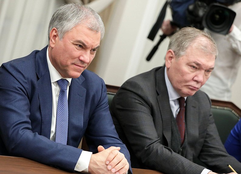 Председатель Государственной Думы Вячеслав Володин и Председатель Комитета по делам СНГ, евразийской интеграции и связям с соотечественниками Леонид Калашников