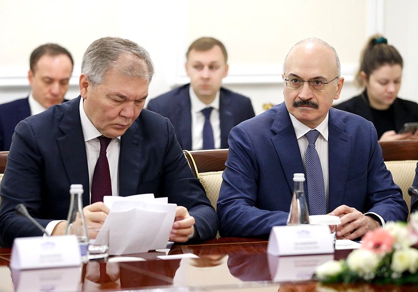 Председатель Комитета по делам СНГ, евразийской интеграции и связям с соотечественниками Леонид Калашников и Председатель Комитета по науке и высшему образованию Сергей Кабышев