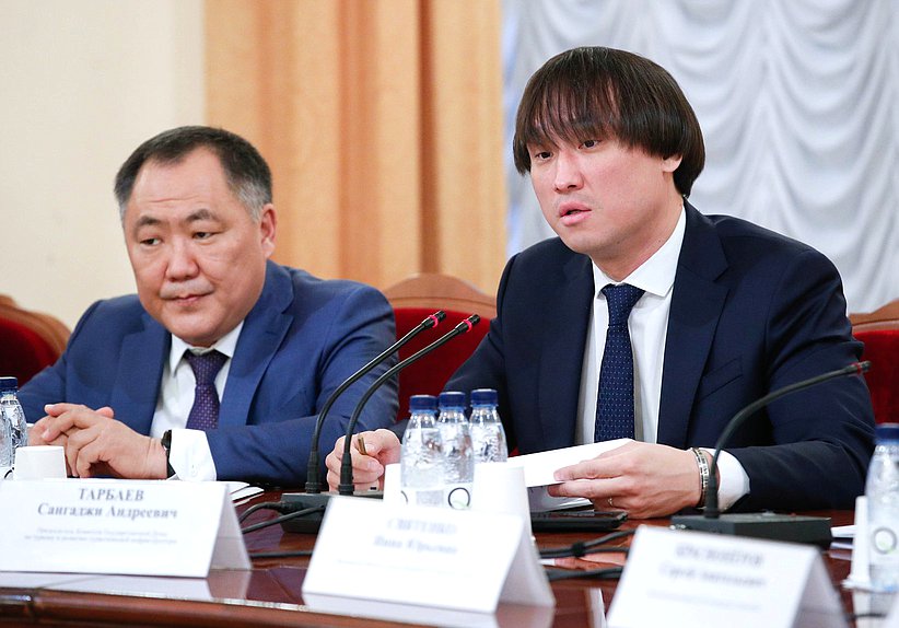 Заместитель Председателя Государственной Думы Шолбан Кара-оол и Председатель Комитета по туризму и развитию туристической инфраструктуры Сангаджи Тарбаев