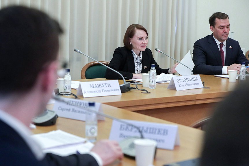 Заместитель Председателя Комитета по аграрным вопросам Юлия Оглоблина и член Комитета Николай Гончаров