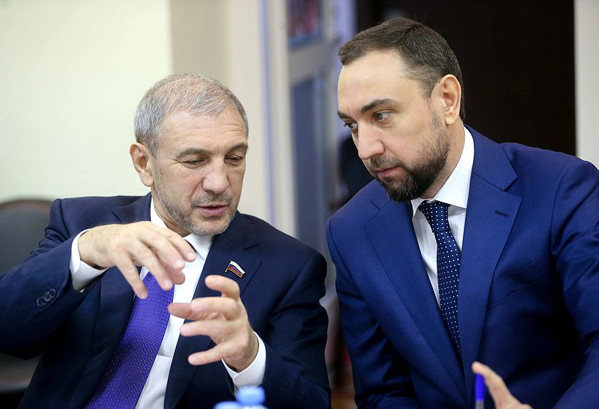 Член Комитета по делам национальностей Алихан Харсиев и Первый заместитель Председателя Комитета по делам национальностей Шамсаил Саралиев