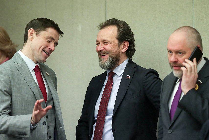 Член Комиссии по обеспечению жилищных прав граждан Александр Аксененко и первый заместитель Председателя Комиссии по Регламенту и обеспечению деятельности Государственной Думы Андрей Кузнецов