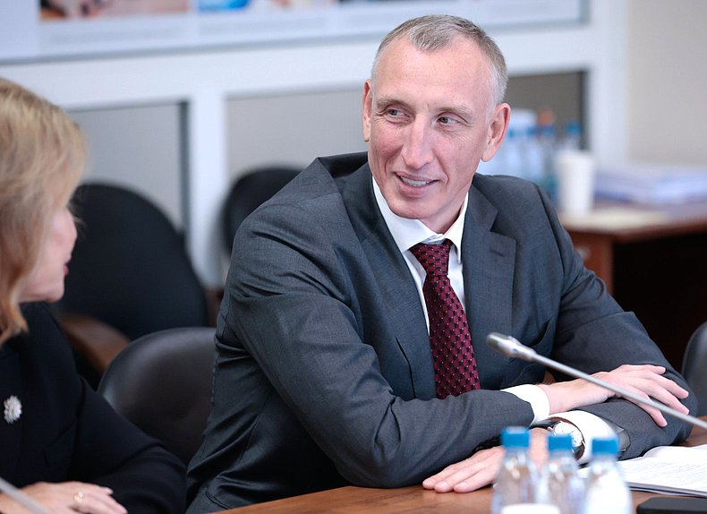 Член Комитета по промышленности и торговле Александр Козловский