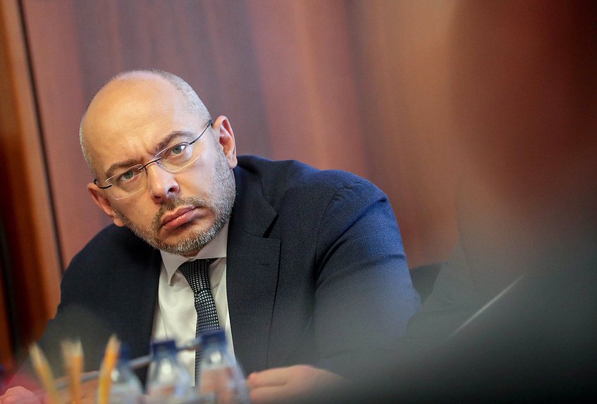 Заместитель Председателя Комитета по вопросам собственности, земельным и имущественным отношениям Николай Николаев