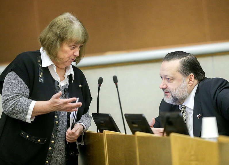 Заместитель Председателя Комитета Государственной Думы по обороне Светлана Савицкая и член Комитета по обороне Павел Дорохин