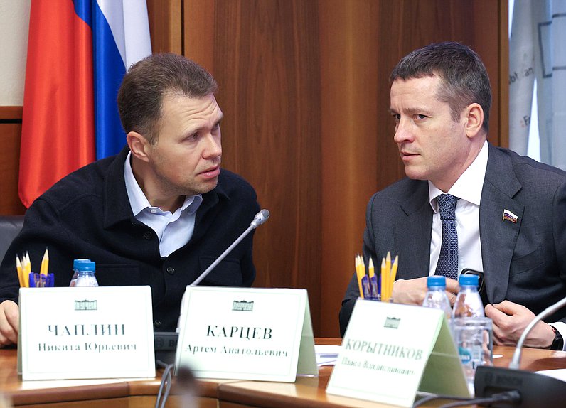 Первый заместитель Председателя Комитета по вопросам собственности, земельным и имущественным отношениям Никита Чаплин и заместитель Председателя Комитета Артем Карцев