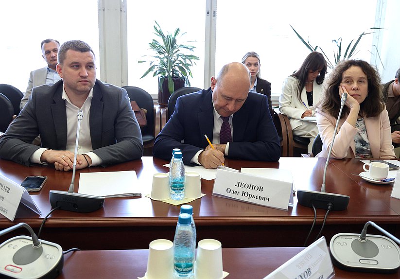 Первый заместитель Председателя Комитета по развитию гражданского общества, вопросам общественных и религиозных объединений Артем Бичаев и заместитель Председателя Комитета Олег Леонов