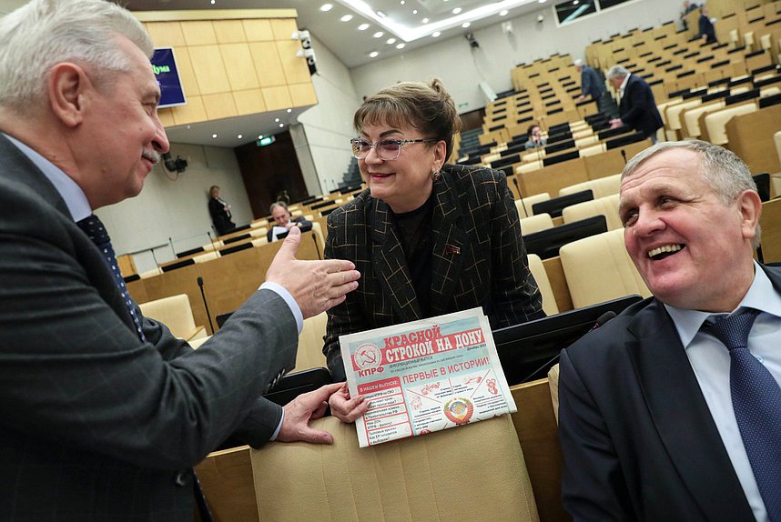 Член Комитета по охране здоровья Николай Осадчий, член Комиссии по Регламенту и обеспечению деятельности Государственной Думы Ольга Алимова и Первый заместитель Председателя Комитета по труду, социальной политике и делам ветеранов Николай Коломейцев