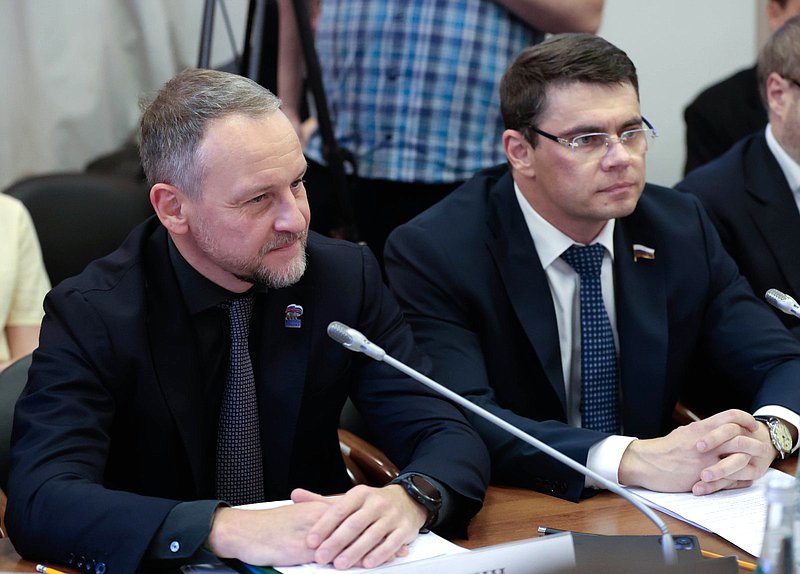 Председатель Комитета по цифровому развитию и искусственному интеллекту Александр Сидякин и Председатель Комитета по информационной политике, информационным технологиям и связи Сергей Боярский