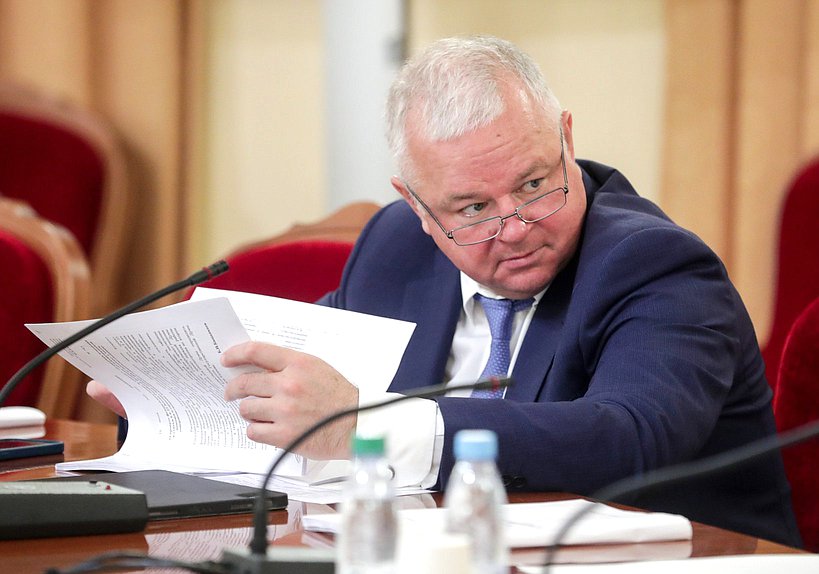 Член Комитета по охране здоровья Олег Иванинский