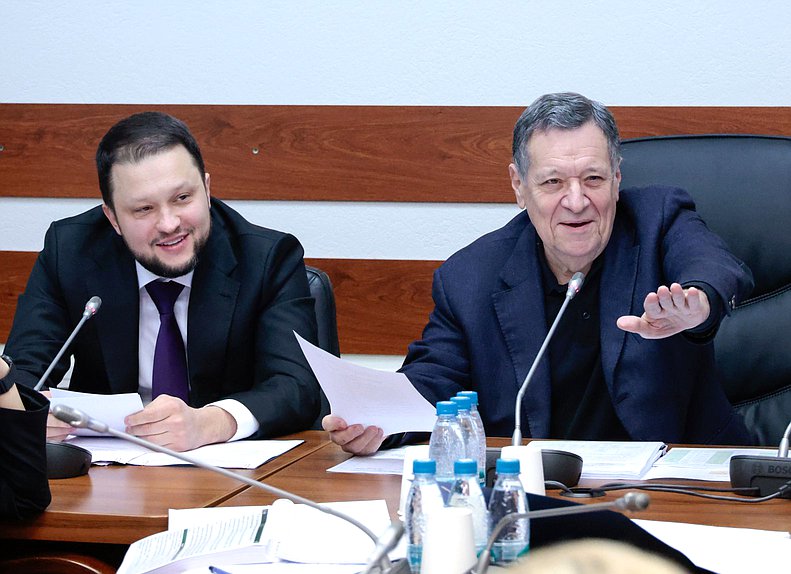 Министр транспорта РФ Дмитрий Ядров и Председатель Комитета по бюджету и налогам Андрей Макаров