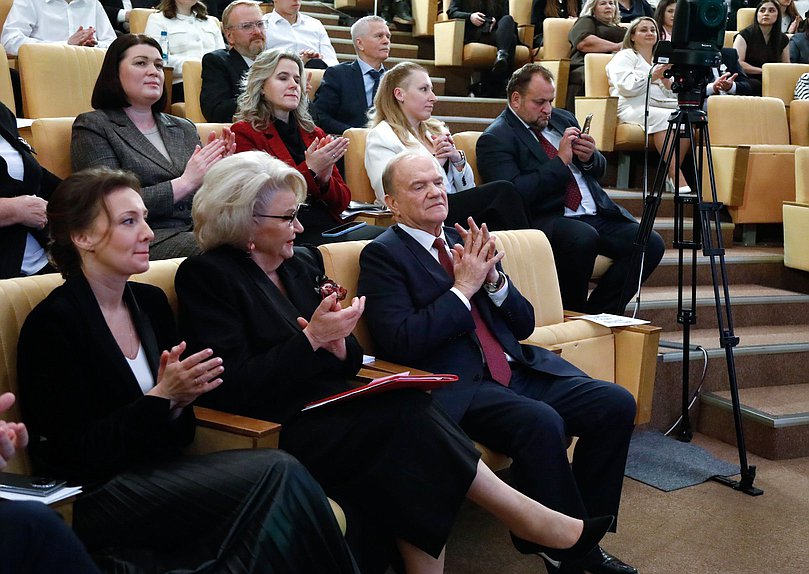 Заместитель Председателя Государственной Думы Анна Кузнецова, Председатель Комитета по защите семьи, вопросам отцовства, материнства и детства Нина Останина и руководитель фракции КПРФ Геннадий Зюганов