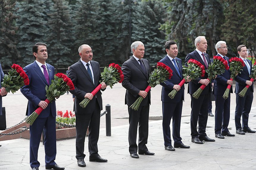 Working visit of Chairman of the State Duma Vyacheslav Volodin to Kazakhstan. Flowers-laying ceremony at the Memorial of Glory in Almaty