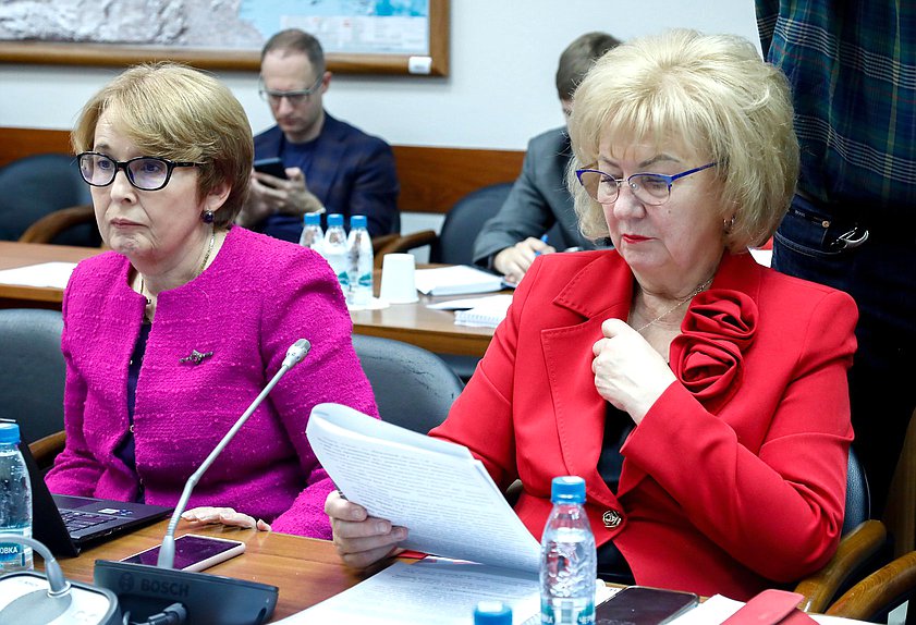Члены Комитета по бюджету и налогам Оксана Дмитриева и Валентина Артамонова