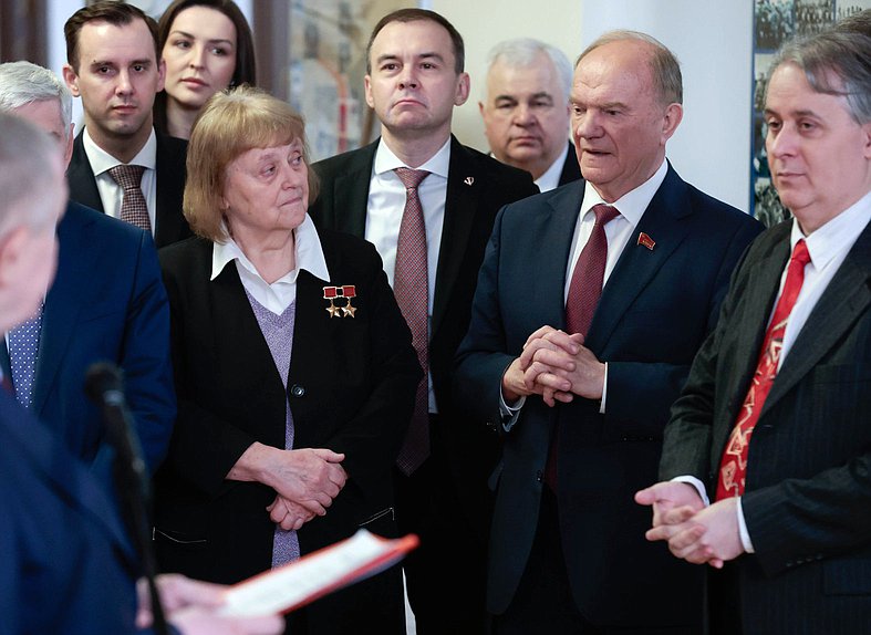 Заместитель Председателя Комитета по обороне Светлана Савицкая и руководитель фракции КПРФ Геннадий Зюганов