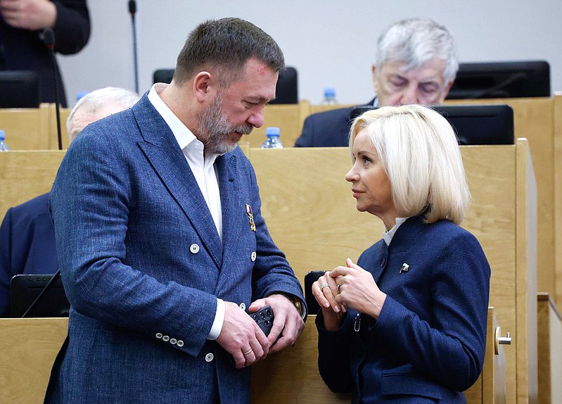 Заместитель Председателя Комитета по обороне Дмитрий Саблин и Председатель Комитета по культуре Ольга Казакова