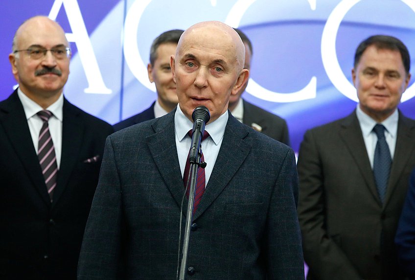 Первый заместитель Председателя Комитета по государственному строительству и законодательству Юрий Синельщиков