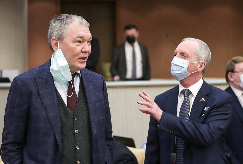 Председатель Комитета по делам СНГ, евразийской интеграции и связям с соотечественниками Леонид Калашников и член Комитета по аграрным вопросам Игорь Станкевич