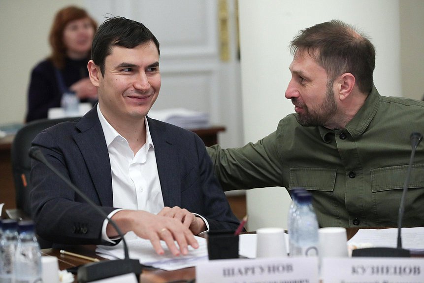 Первый заместитель Председателя Комитета по культуре Сергей Шаргунов и член Комитета Дмитрий Кузнецов