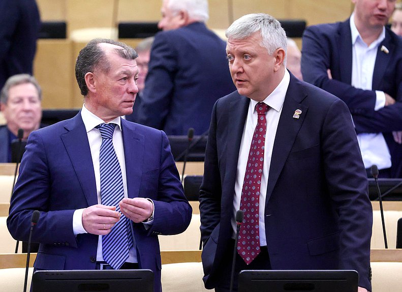 Председатель Комитета по экономической политике Максим Топилин и заместитель Председателя Комитета по государственному строительству и законодательству Дмитрий Вяткин