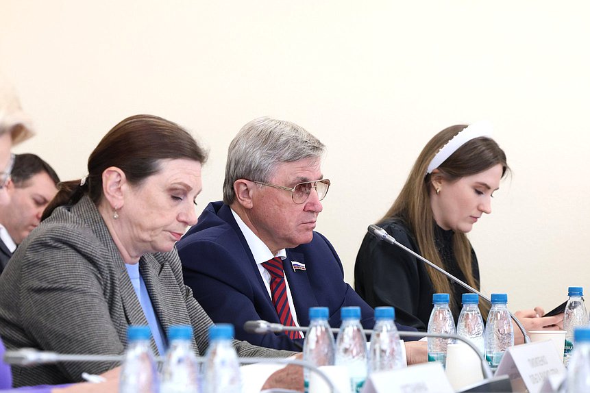 Член Комитета по науке и высшему образованию Ольга Пилипенко и Первый заместитель Председателя Комитета по науке и высшему образованию Олег Смолин