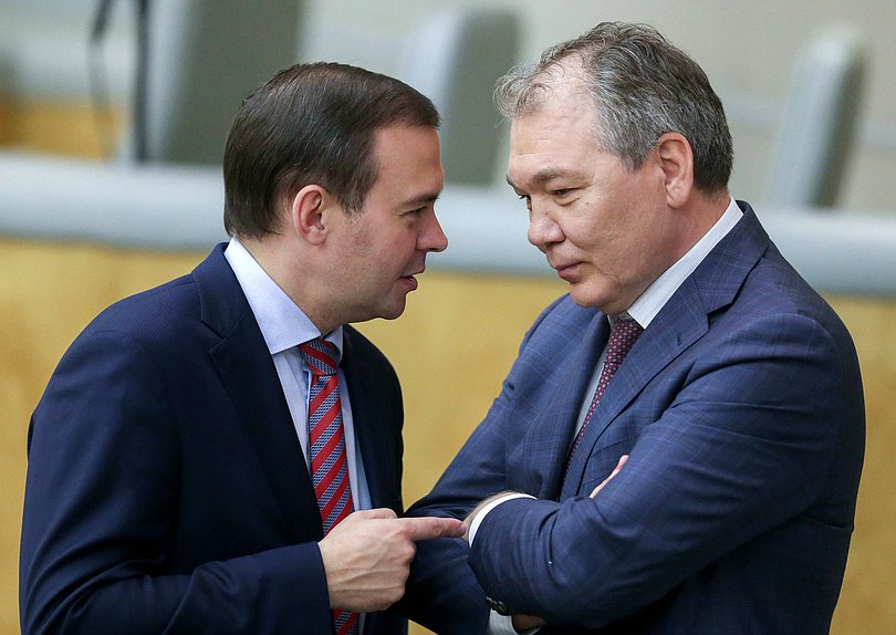 Первый заместитель Председателя Комитета по природным ресурсам, собственности и земельным отношениям Юрий Афонин и Председатель Комитета по делам СНГ, евразийской интеграции и связям с соотечественниками Леонид Калашников