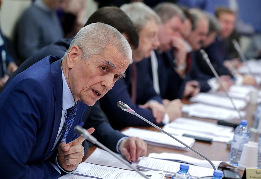 Первый заместитель Председателя Комитета по образованию и науке Геннадий Онищенко