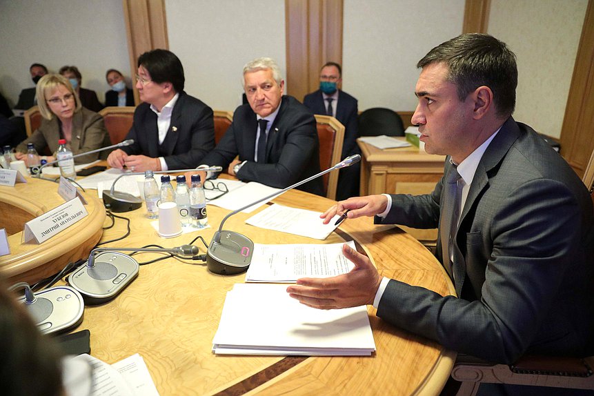 Председатель Комитета по охране здоровья Дмитрий Хубезов