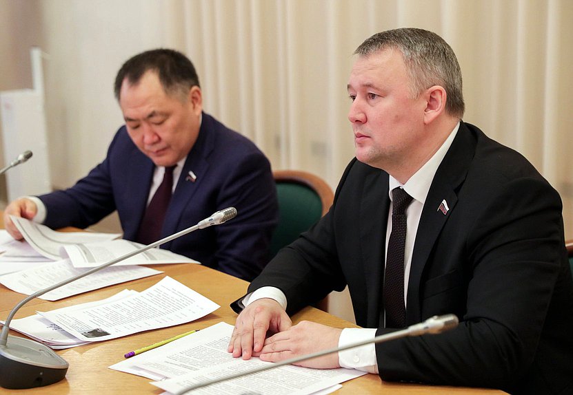 Заместитель Председателя Государственной Думы Шолбан Кара-оол и член Комитета по молодежной политике Вячеслав Дамдинцурунов