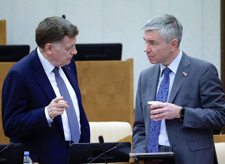 Член Комитета по финансовому рынку Вячеслав Макаров и член Комитета по физической культуре и спорту Евгений Ревенко