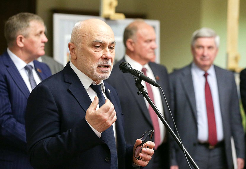 Открытие выставки картин «Созидающий труд»