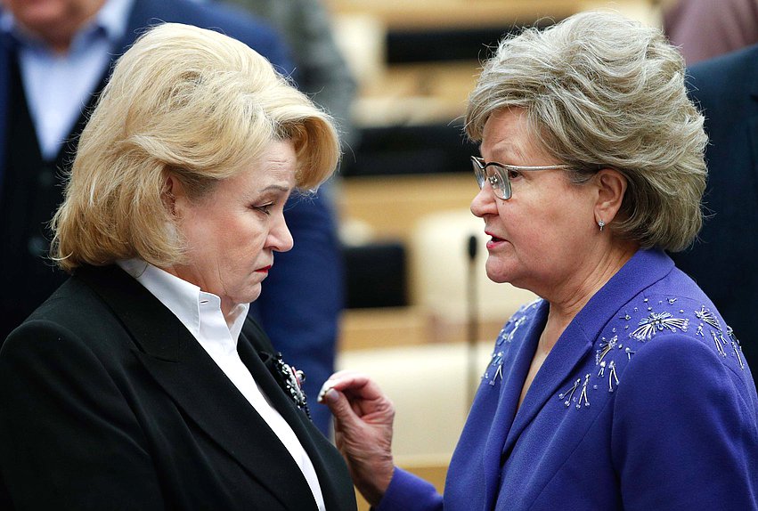 Председатель Комитета по вопросам семьи, женщин и детей Нина Останина и член Комитета Татьяна Ларионова