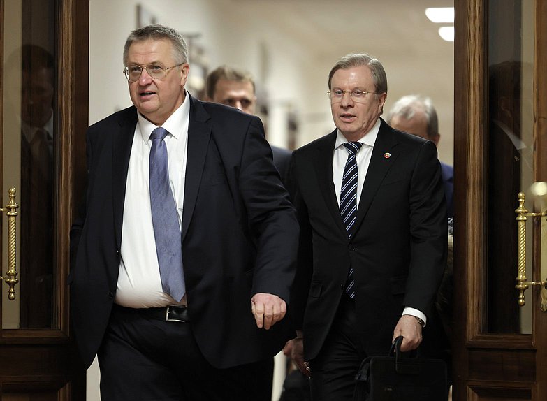 Заместители Председателя Правительства РФ Алексей Оверчук и Виталий Савельев