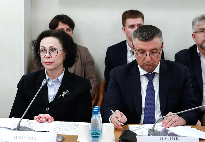 Заместитель Председателя Счетной палаты РФ Галина Изотова и Статс-секретарь – заместитель Министра труда и социальной защиты РФ Андрей Пудов