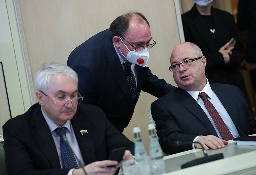Председатель Комитета по обороне Андрей Картаполов и Председатель Комитета по вопросам собственности, земельным и имущественным отношениям Сергей Гаврилов
