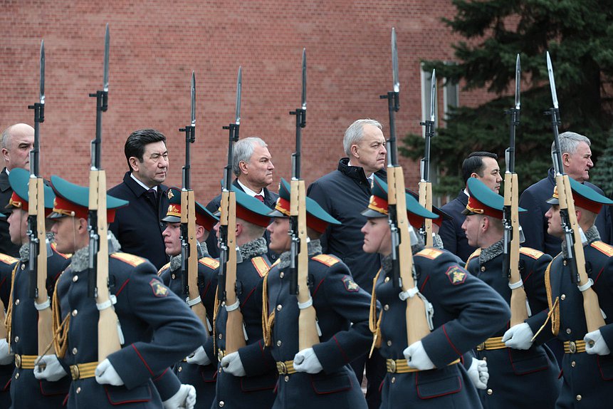 Главы делегаций стран — участниц ОДКБ возложили цветы к Могиле Неизвестного Солдата